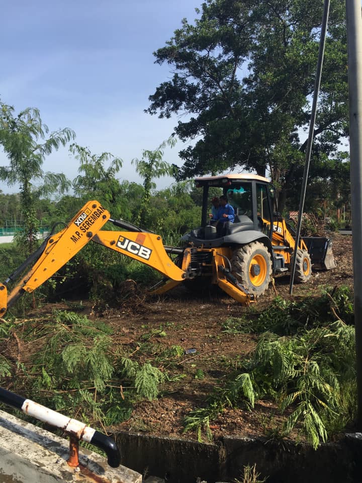 Prog Gotong Royong membersihkan kawasan sekitar kolam tebatan banjir berhampiran Stadium Hoki Sbn 2