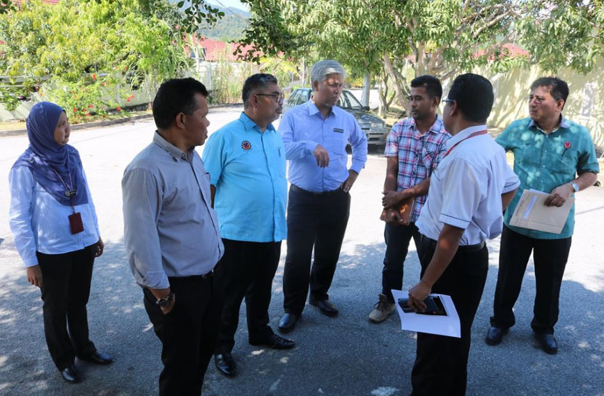 YBhg. Dato’ Haji Zazali bin Salehudin Datuk Bandar Majlis Bandaraya Seremban telah mengadakan Sesi Lawatan Turun Padang berkaitan aduan / permasalahan keretakkan 4 unit rumah di Taman Sri Pulai, Sikamat