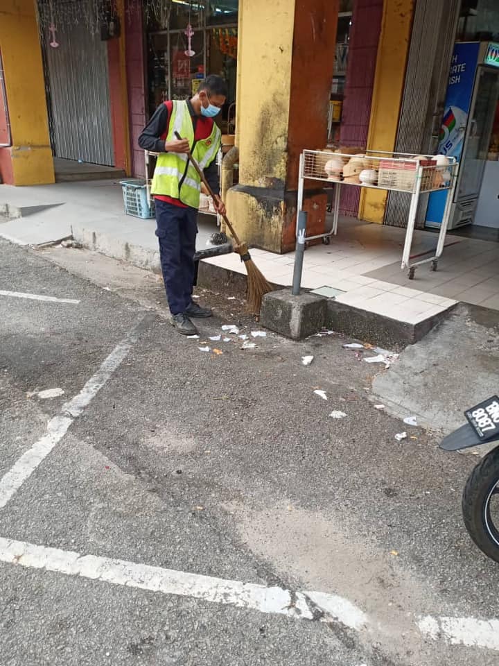 KERJA-KERJA PEMBERSIHAN JALAN JKR