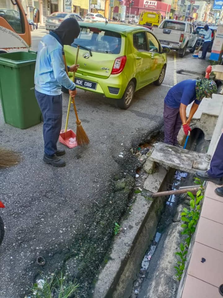 KERJA-KERJA PEMBERSIHAN JALAN JKR