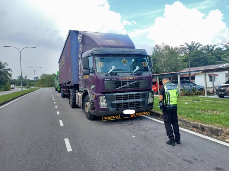 PEMANTAUAN KENDERAAN BERAT DALAM KAWASAN TAMAN PERUMAHAN