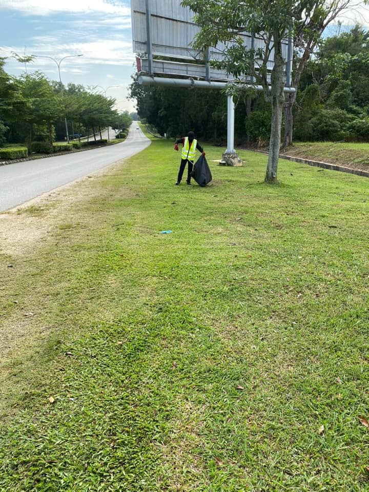 KERJA - KERJA PEMBERSIHAN JALAN JKR
