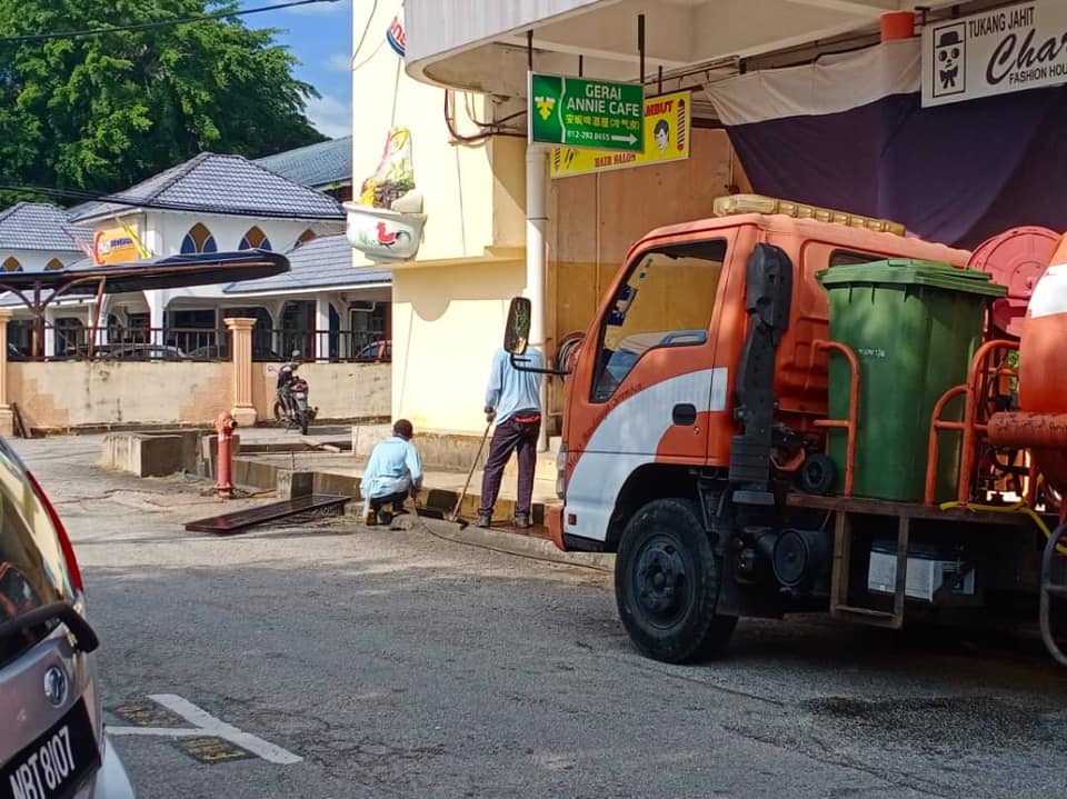 PEMBERSIHAN GERAI-GERAI MBS