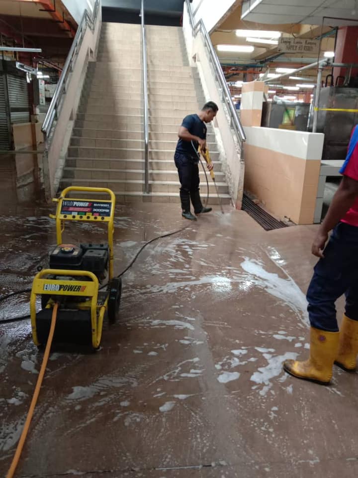 KERJA-KERJA PEMBERSIHAN PASAR-PASAR AWAM