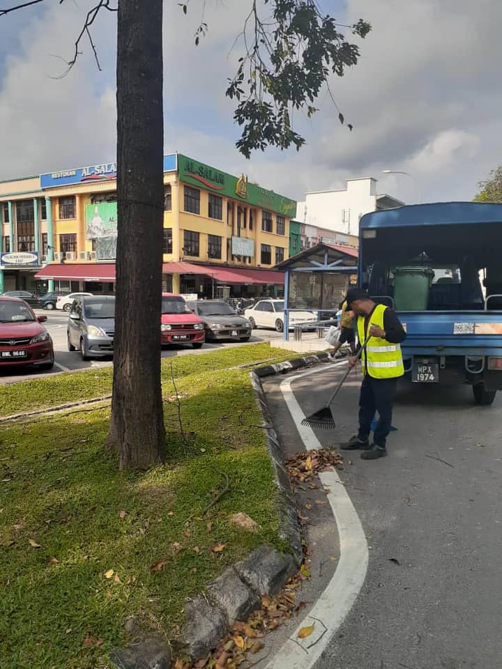 kerja - kerja pembersihan Jalan JKR