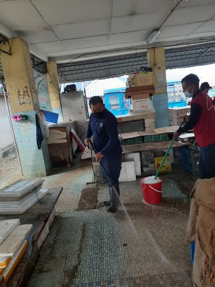 KERJA-KERJA PEMBERSIHAN PASAR-PASAR AWAM