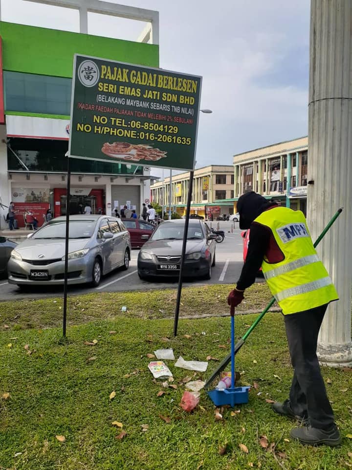 KERJA-KERJA PEMBERSIHAN JALAN JKR9