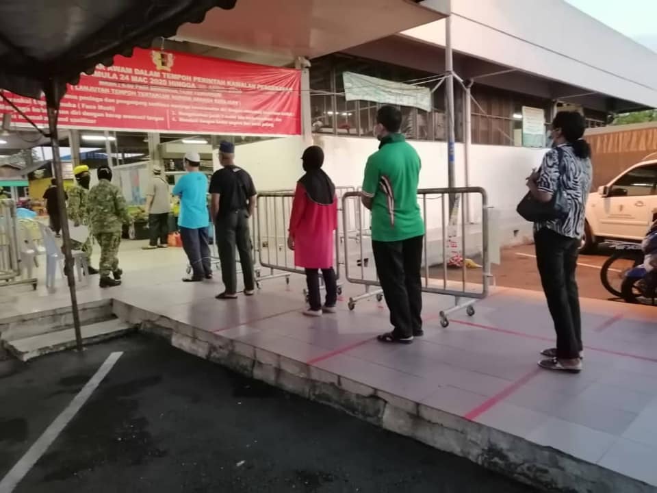 OPERASI PEMERIKSAAN SUHU DI PASAR AWAM1