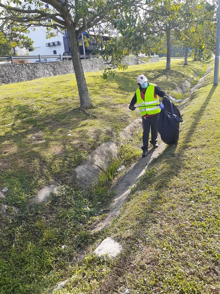 KERJA-KERJA PEMBERSIHAN JALAN JKR