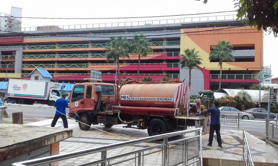 KERJA PEMBERSIHAN TEROWONG PEJALAN KAKI KTM SEREMBAN