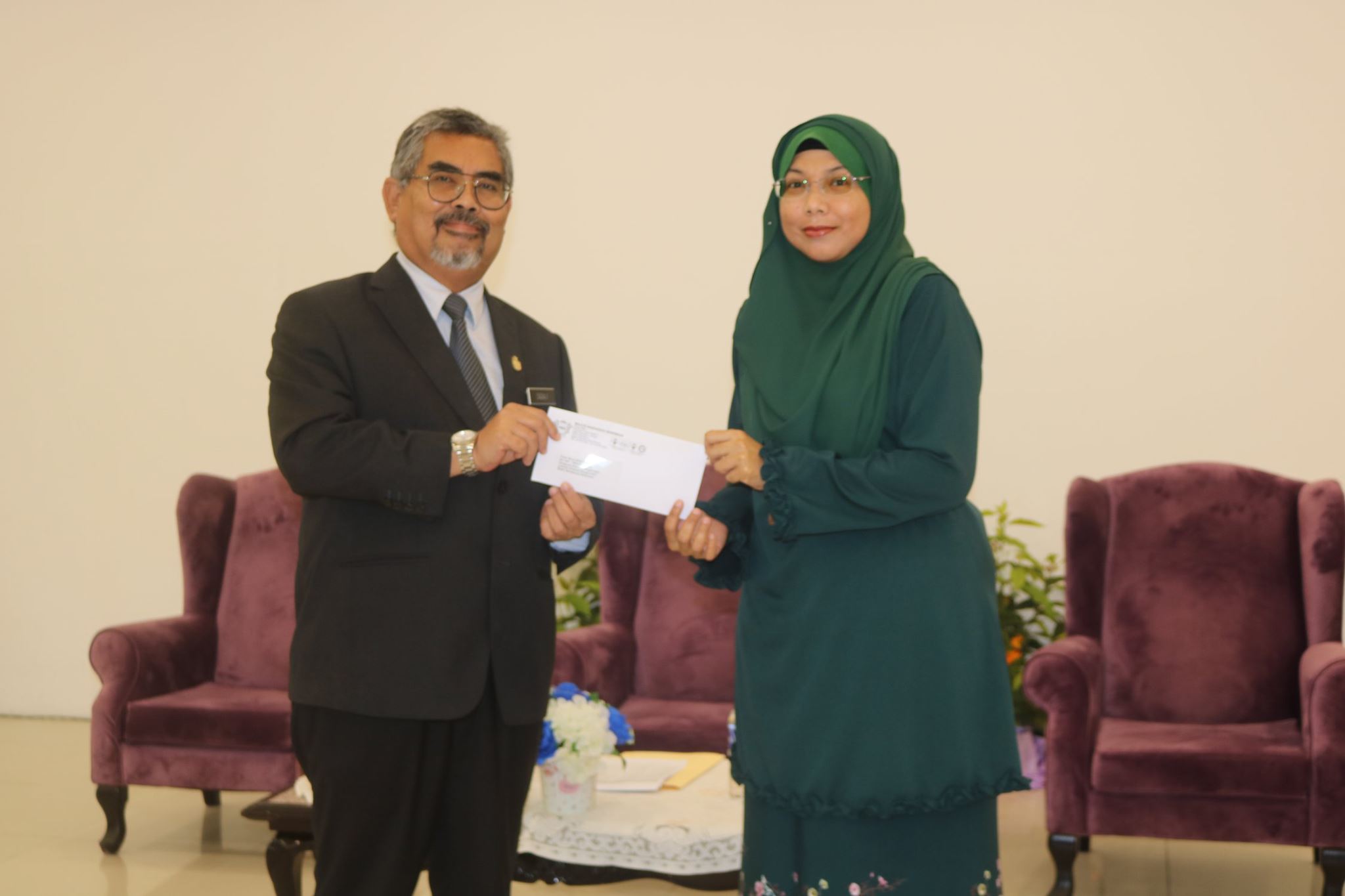 MAJLIS PENYERAHAN SURAT PEMANGKUAN KENAIKAN PANGKAT