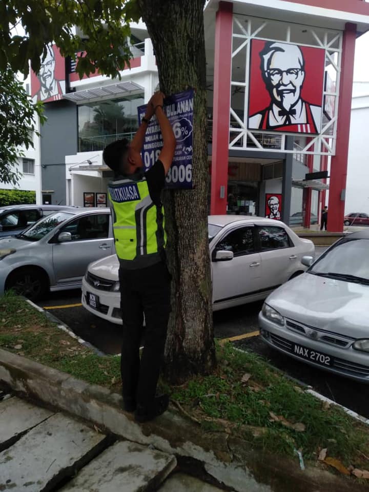 KERJA-KERJA MENURUNKAN POSTER BUNTING BANNER HARAM & TAMAT TEMPOH