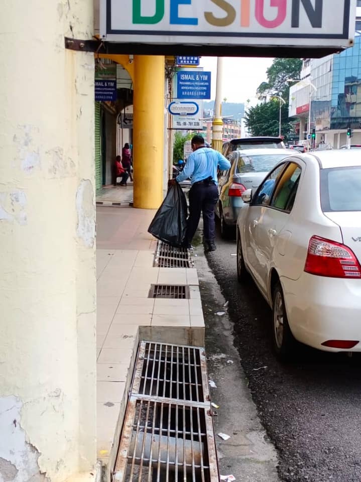 KERJA-KERJA PEMBERSIHAN JALAN JKR
