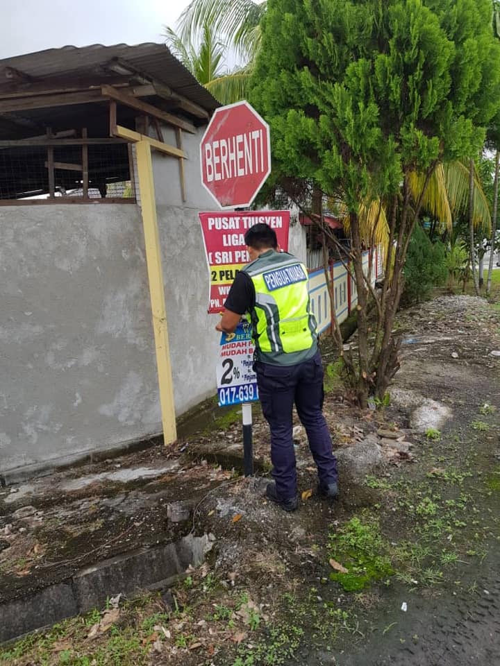 KERJA-KERJA MENURUNKAN POSTER BUNTING BANNER HARAM & TAMAT TEMPOH