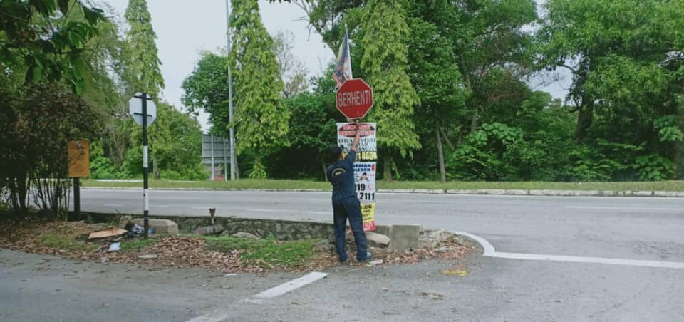 KERJA-KERJA MENURUNKAN POSTER BUNTING BANNER HARAM & TAMAT TEMPOH