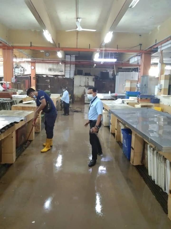 KERJA-KERJA PEMBERSIHAN PASAR AWAM