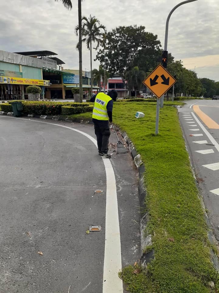 KERJA-KERJA PEMBERSIHAN JALAN JKR