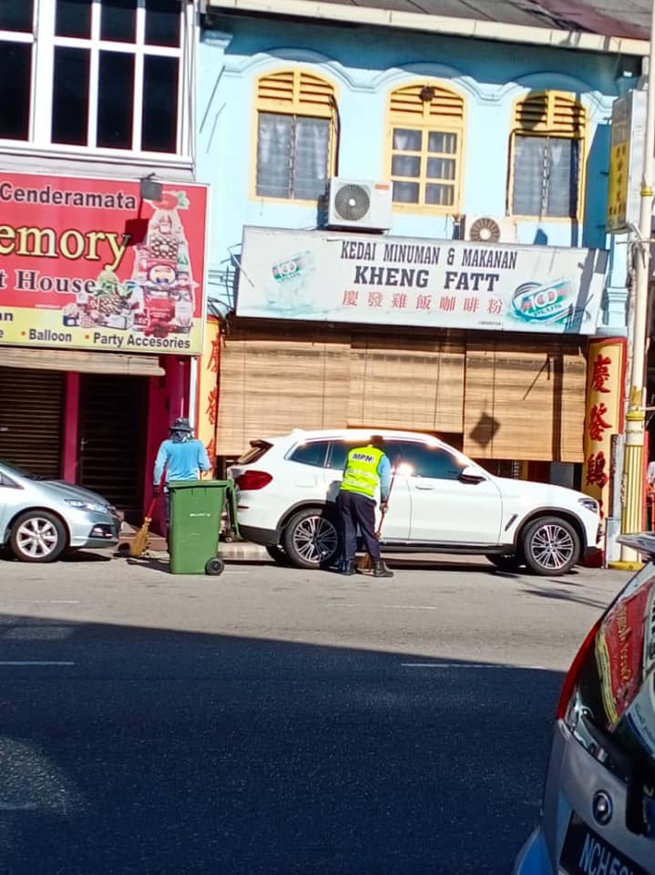 KERJA-KERJA PEMBERSIHAN JALAN JKR