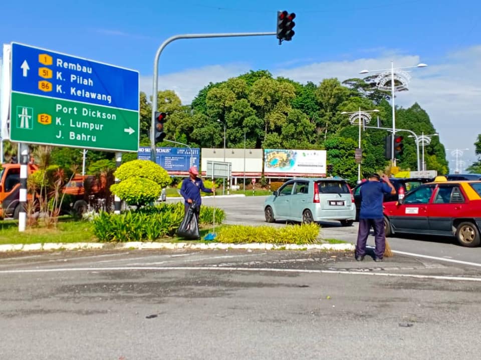 KERJA-KERJA PEMBERSIHAN JALAN JKR