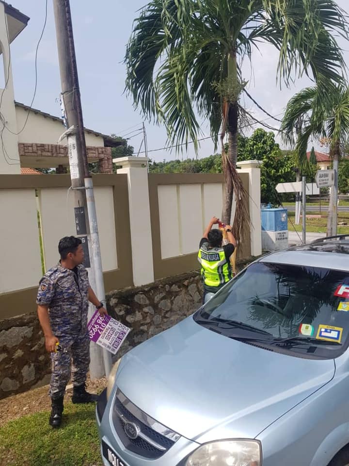KERJA-KERJA MENURUNKAN POSTER BUNTING BANNER HARAM & TAMAT TEMPOH