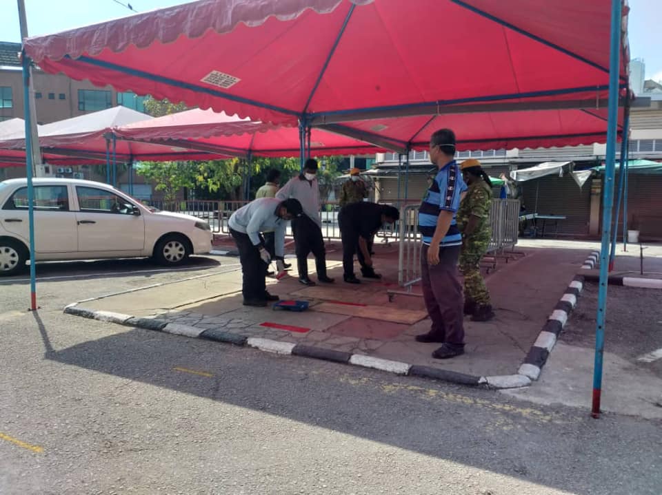 KERJA-KERJA PENYEDIAAN GARISAN UNTUK PENGUNJUNG PASAR BESAR SEREMBAN