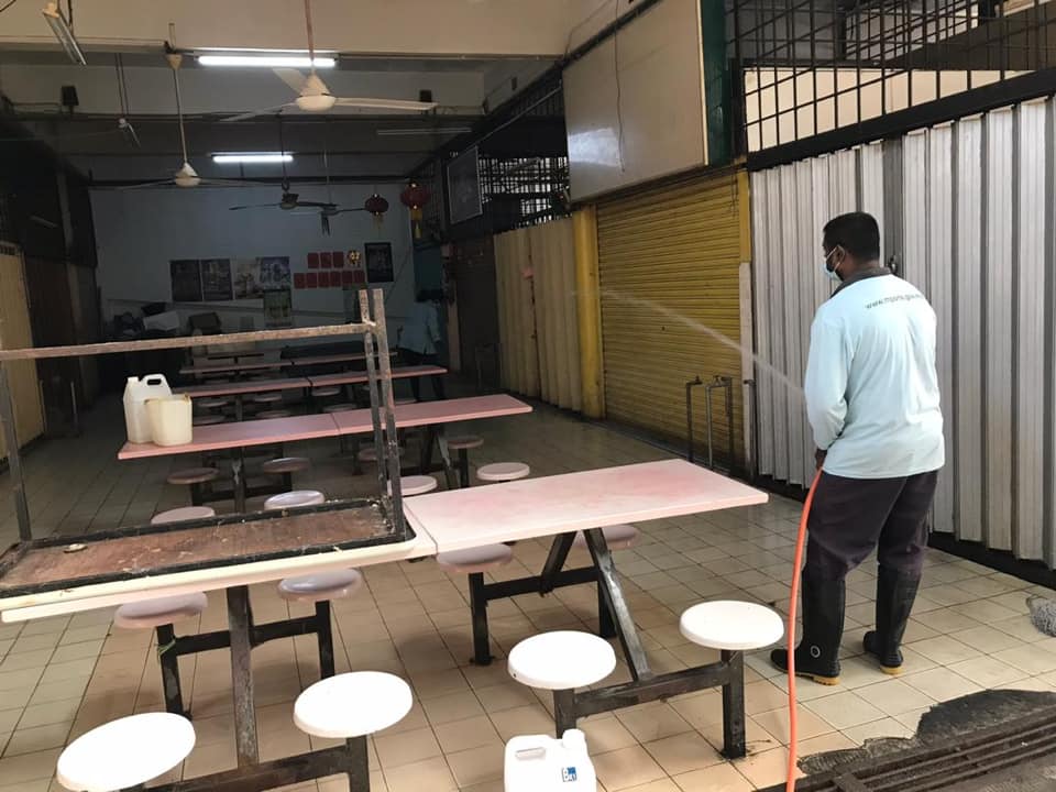 KERJA-KERJA PEMBERSIHAN GERAI 