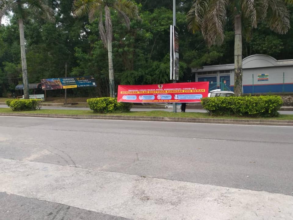 KERJA - KERJA PEMASANGAN BANNER PERINGATAN PENCEGAHAN PENULARAN WABAK COVID-19