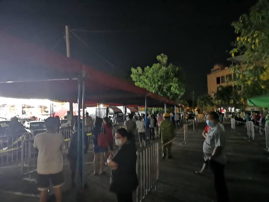 Majlis Bandaraya Seremban melalui Jabatan Pembersihan & Kesihatan Persekitaran MBS telah menjalankan Operasi Pemeriksaan Suhu & Pematuhan Jarak Sosial di lokasi berikut:   Pasar Besar Seremban   Antara tujuannya ialah:  1. Memastikan peniaga & pengunjung yang masuk dalam keadaan sihat (TIDAK BERGEJALA)  2. Memastikan peniaga dan pengunjung mematuhi arahan waktu beroperasi 