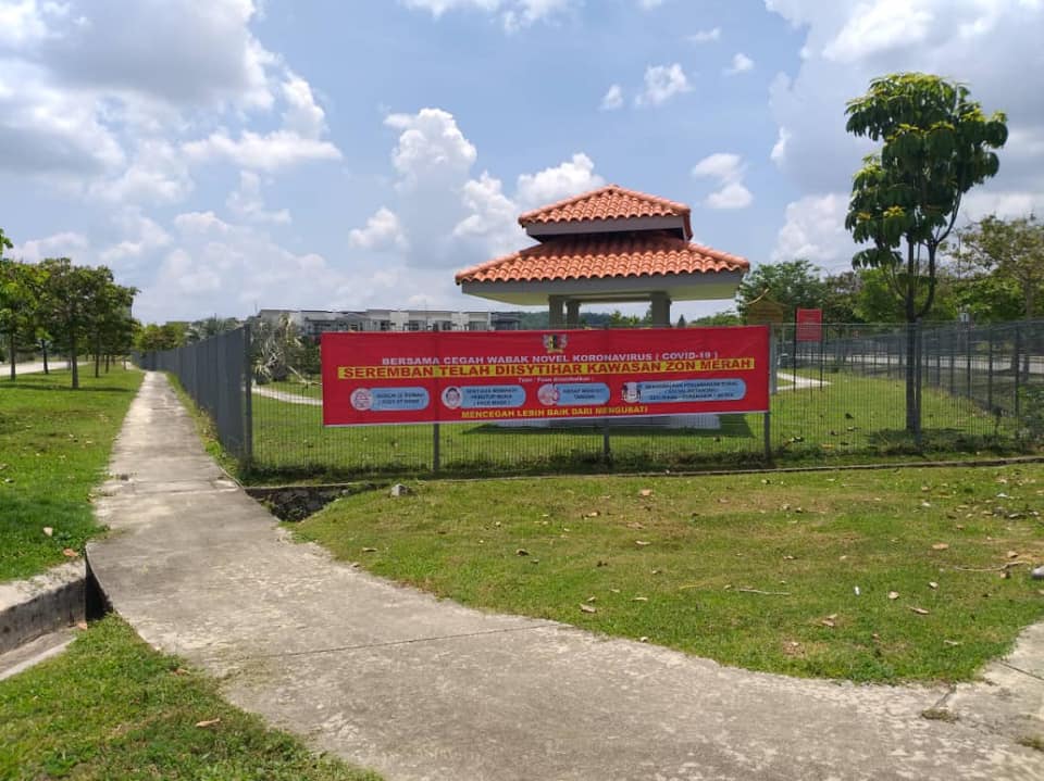 PEMASANGAN BANNER PERINGATAN PENCEGAHAN PENULARAN WABAK COVID-19