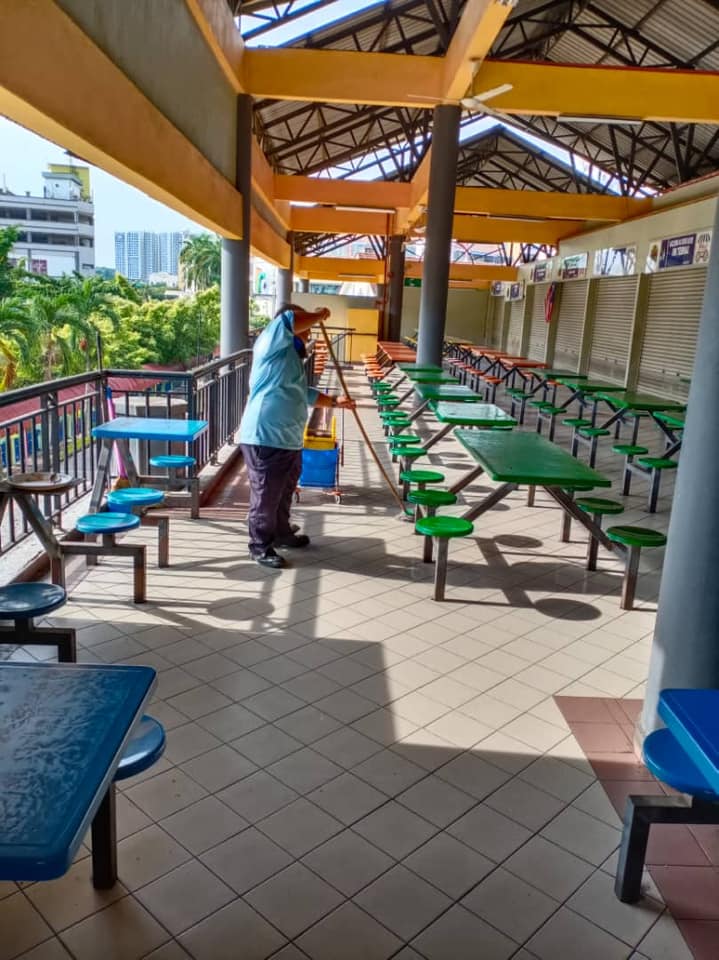 KERJA - KERJA PEMBERSIHAN GERAI