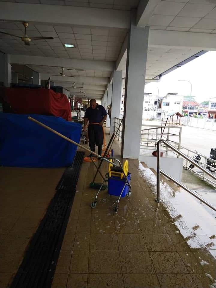 KERJA-KERJA PEMBERSIHAN PASAR AWAM