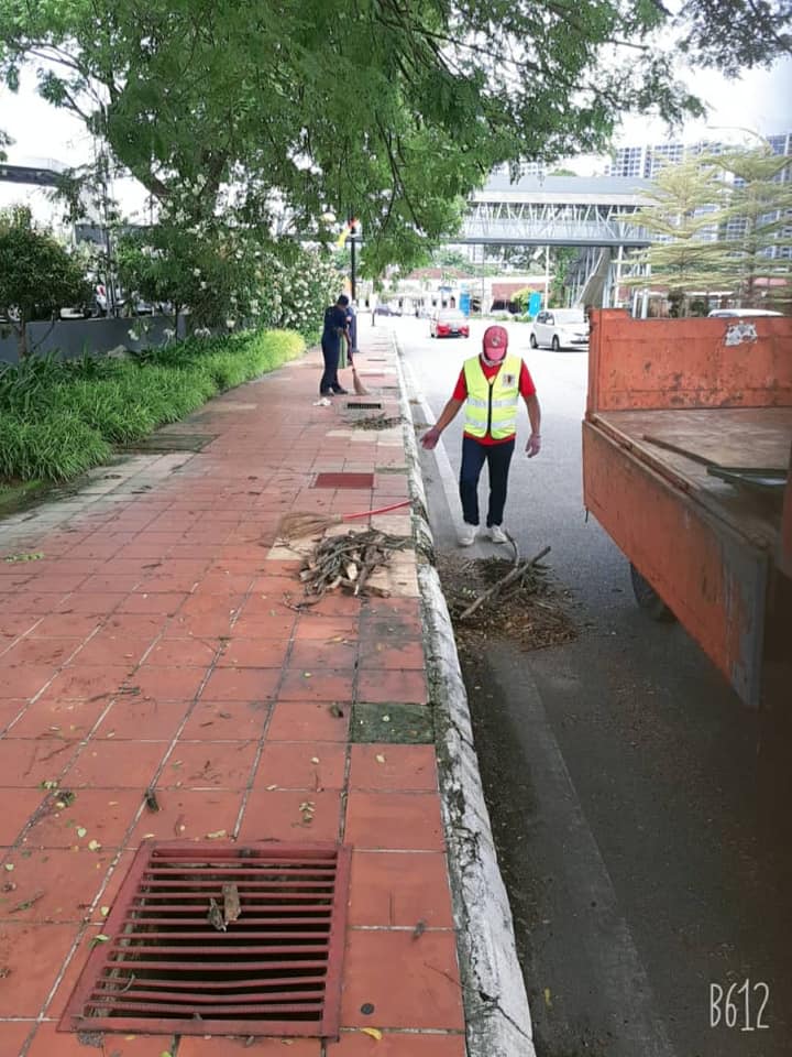 KERJA-KERJA PEMBERSIHAN JALAN JKR