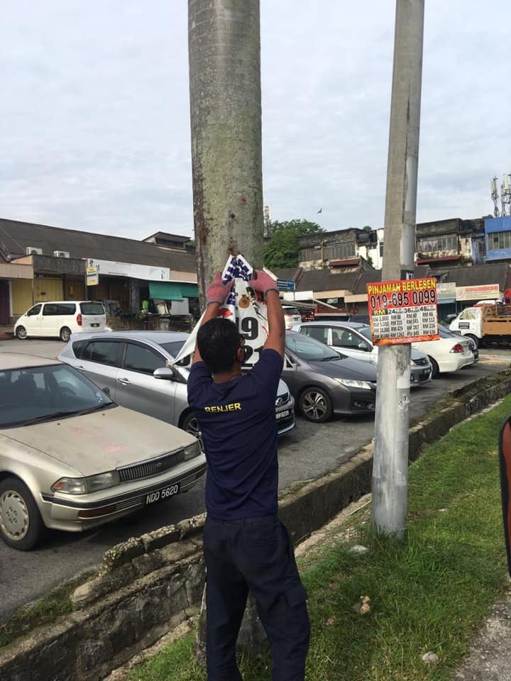 KERJA-KERJA MENURUNKAN POSTER BUNTING BANNER HARAM & TAMAT TEMPOH