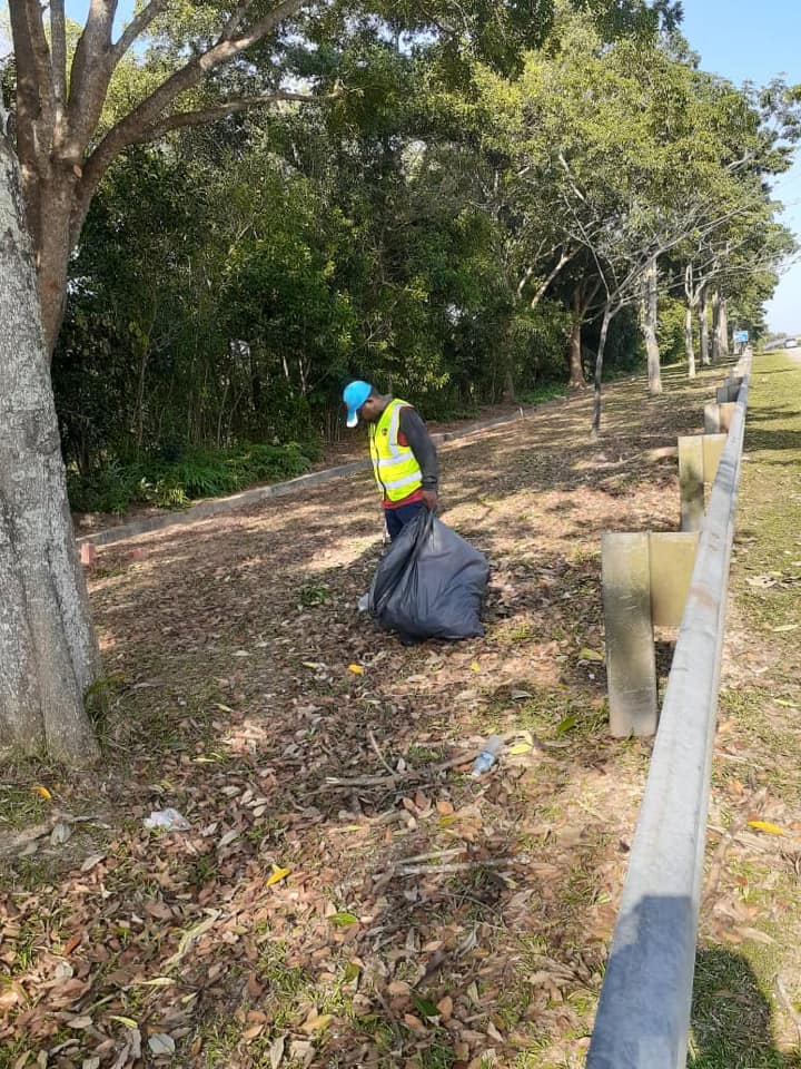 KERJA-KERJA PEMBERSIHAN JALAN JKR