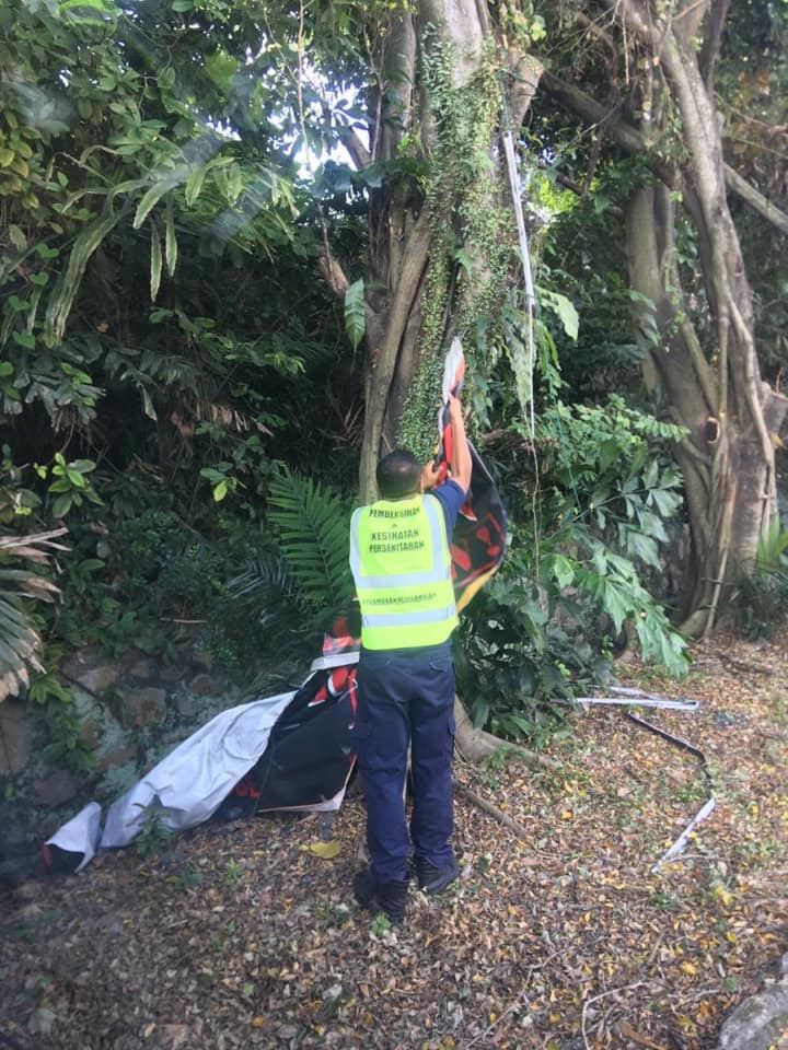 KERJA-KERJA MENURUNKAN POSTER, BUNTING, BANNER HARAM & TAMAT TEMPOH