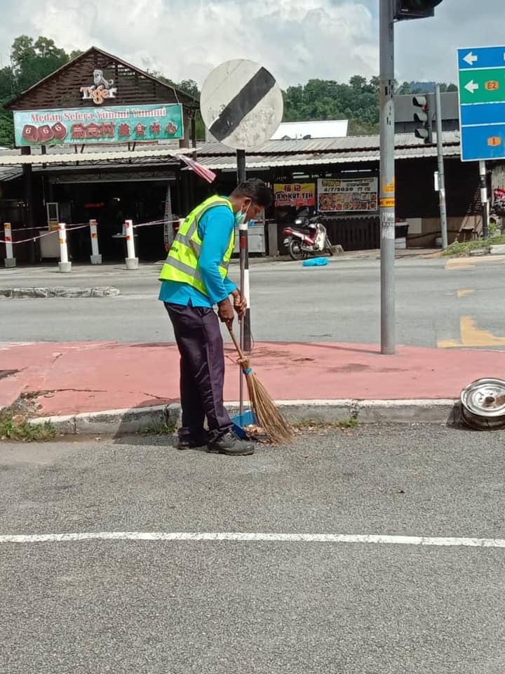 KERJA-KERJA PEMBERSIHAN JALAN JKR