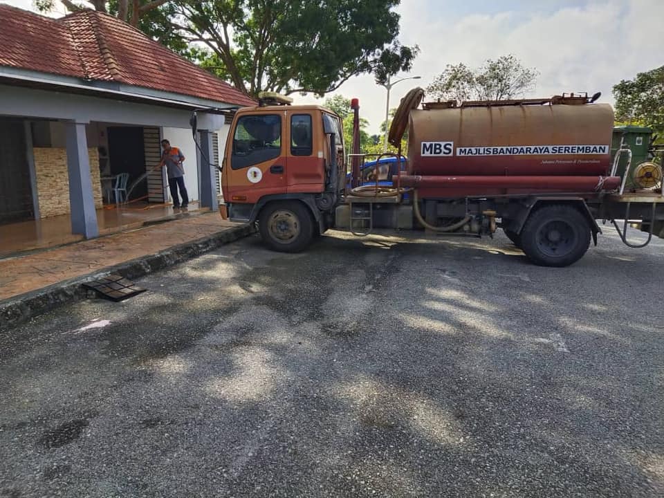 KERJA-KERJA PEMBERSIHAN INFRASTRUKTUR AWAM DI TANDAS AWAM TAMAN