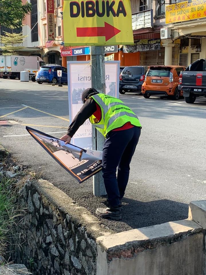 KERJA-KERJA MENURUNKAN POSTER, BUNTING, BANNER HARAM & TAMAT TEMPOH