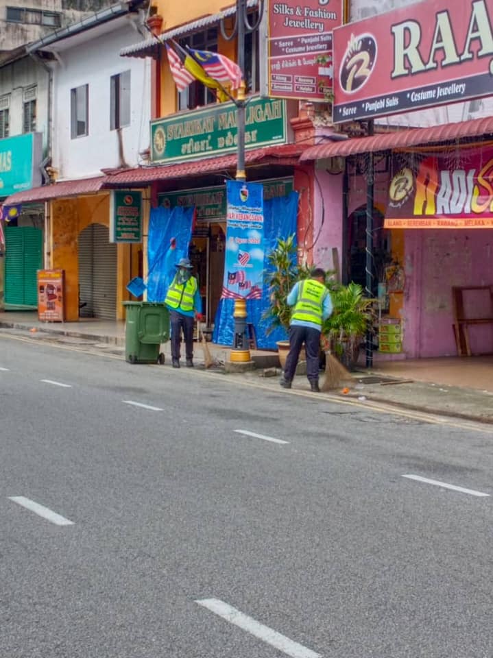 KERJA-KERJA PEMBERSIHAN JALAN JKR