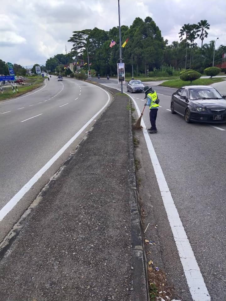 KERJA-KERJA PEMBERSIHAN JALAN JKR
