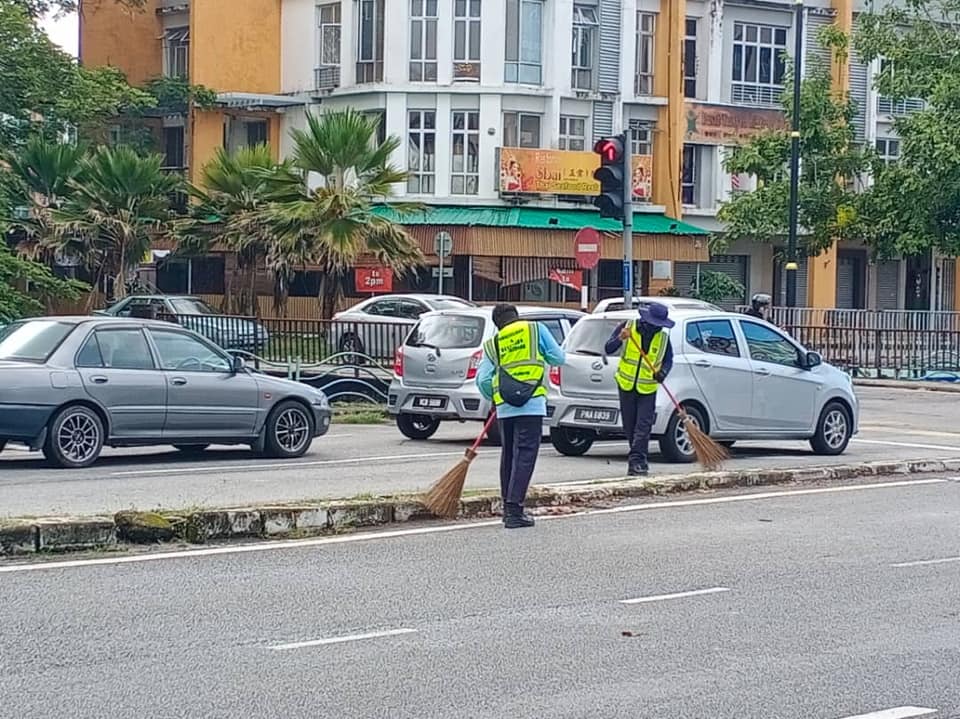 KERJA-KERJA PEMBERSIHAN JALAN JKR