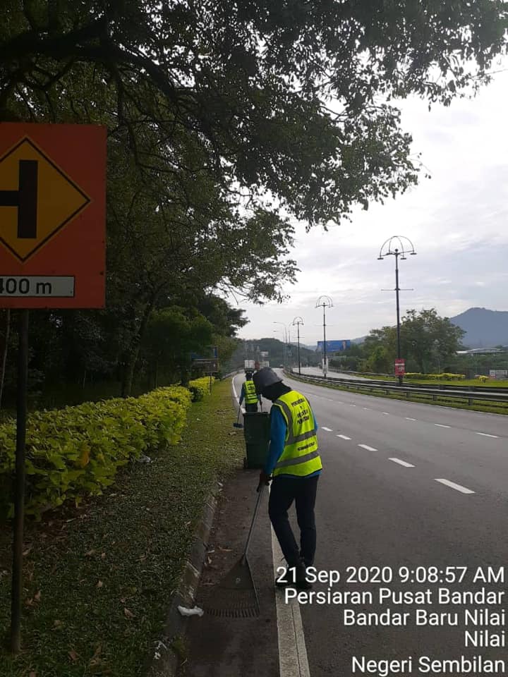 KERJA-KERJA PEMBERSIHAN JALAN JKR