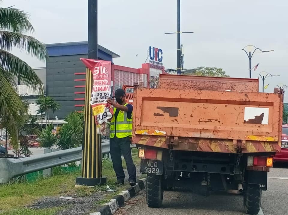 KERJA-KERJA MENURUNKAN POSTER, BUNTING, BANNER HARAM & TAMAT TEMPOH