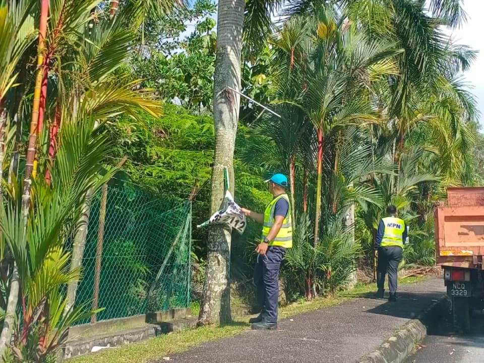 KERJA-KERJA MENURUNKAN POSTER, BUNTING, BANNER HARAM & TAMAT TEMPOH