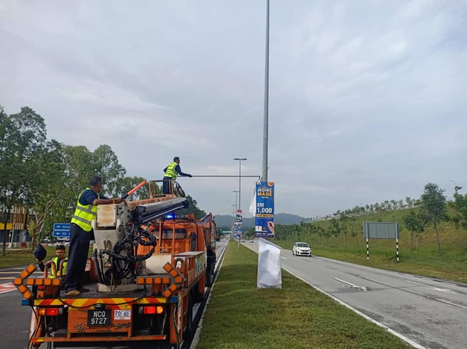 KERJA-KERJA MENURUNKAN POSTER, BUNTING, BANNER HARAM & TAMAT TEMPOH