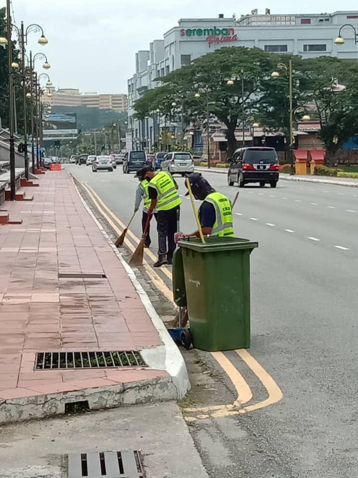KERJA-KERJA PEMBERSIHAN JALAN JKR