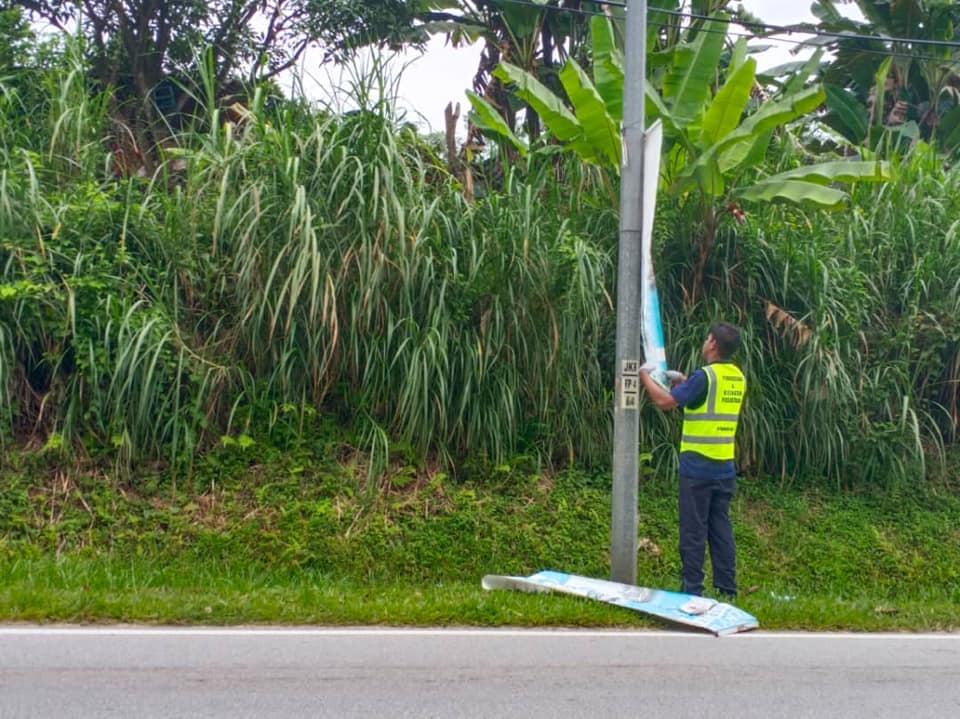 KERJA-KERJA MENURUNKAN POSTER, BUNTING, BANNER HARAM & TAMAT TEMPOH