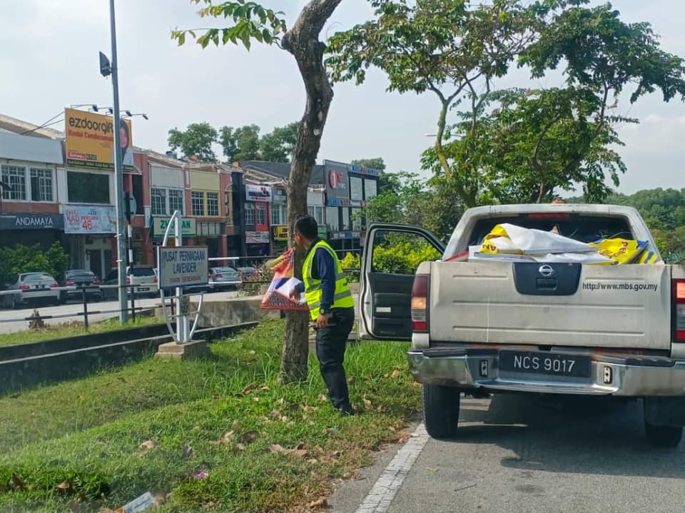 KERJA-KERJA MENURUNKAN POSTER, BUNTING, BANNER HARAM & TAMAT TEMPOH