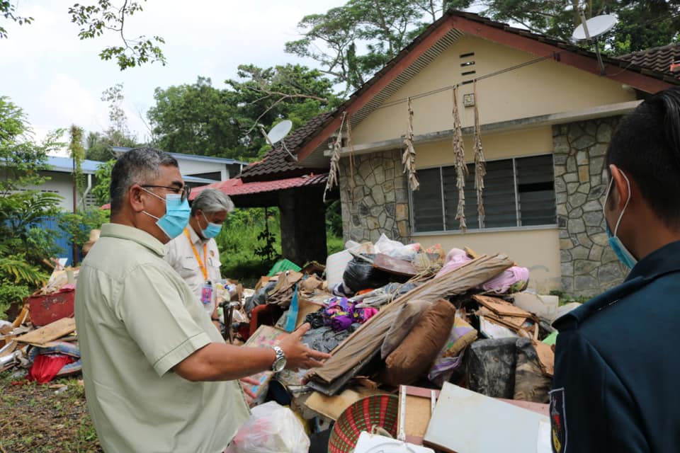 Pada hari ini YBhg. Dato’ Haji Zazali bin Salehudin Datuk Bandar Majlis Bandaraya Seremban telah melakukan lawatan turun padang ke Kg. Dato’ Mansor.  Lawatan ini bertujuan bagi melihat situasi selepas banjir yang telah berlaku dan kerja-kerja pembersihan yang sedang giat dijalankan oleh petugas MBS. Dalam pada itu, YBhg. Datuk Bandar juga telah meluangkan masa untuk berjumpa dengan mereka yang terlibat serta melihat keadaan di sekitar rumah yang terjejas dalam kejadian ini.  YBhg. Datuk Bandar juga sempat m