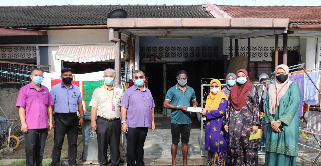 SUMBANGAN BANTUAN KEPADA PEGAWAI DAN KAKITANGAN MBS YANG TERLIBAT BANJIR 